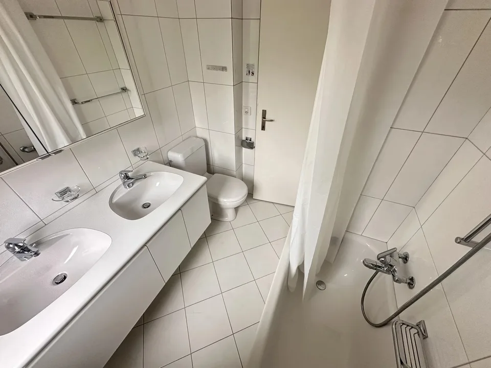Bright furnished room with Lake Zurich view in quiet 3-person apartment – Foto 9 von 12