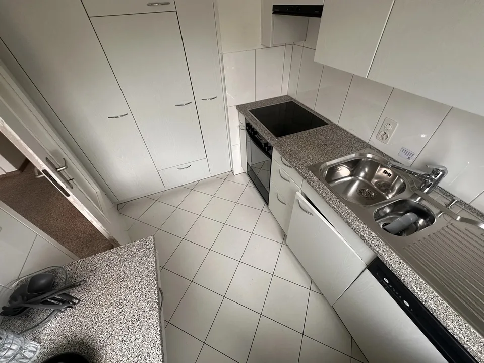 Bright furnished room with Lake Zurich view in quiet 3-person apartment – Foto 6 von 12