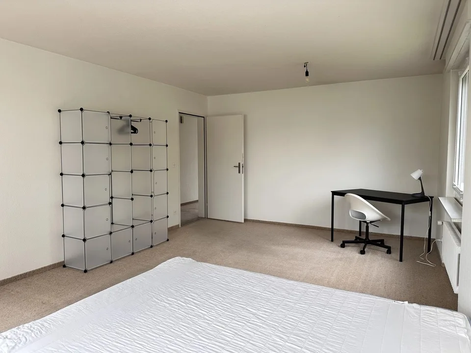 Bright furnished room with Lake Zurich view in quiet 3-person apartment – Foto 5 von 12