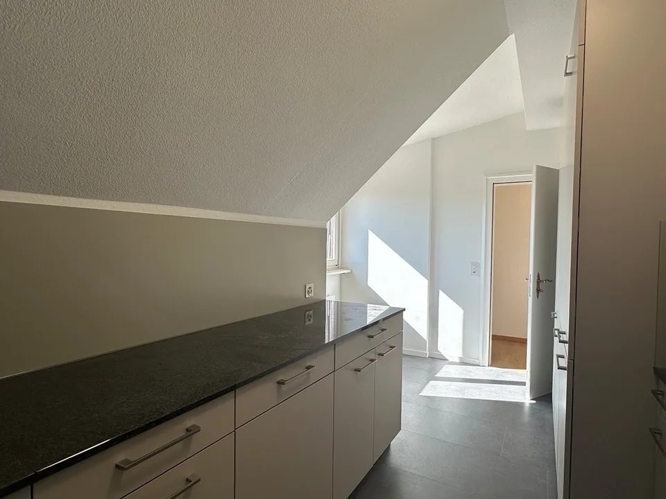 Charmante Dachwohnung mit Cheminée und sonnigem Balkon – Foto 4 von 12