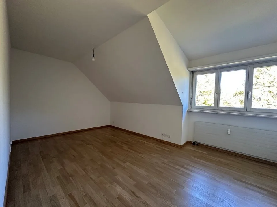 Charmante Dachwohnung mit Cheminée und sonnigem Balkon – Foto 6 von 12