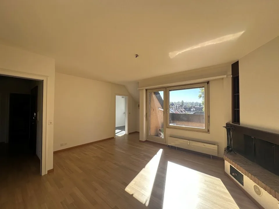 Charmante Dachwohnung mit Cheminée und sonnigem Balkon – Foto 3 von 12