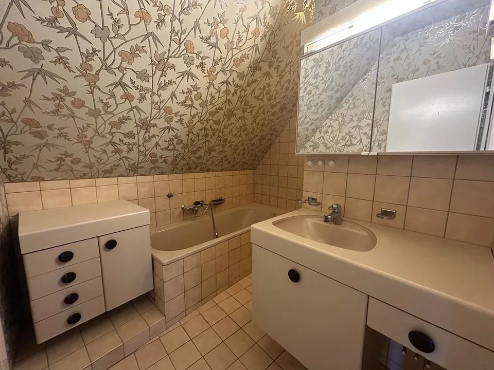 Charmante Dachwohnung mit Cheminée und sonnigem Balkon – Foto 9 von 12