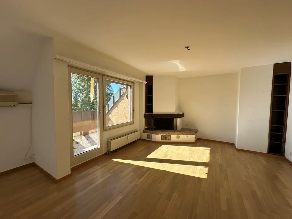 Charmante Dachwohnung mit Cheminée und sonnigem Balkon – Foto 2 von 12
