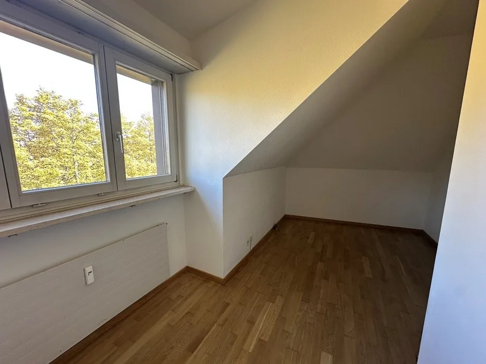 Charmante Dachwohnung mit Cheminée und sonnigem Balkon – Foto 7 von 12