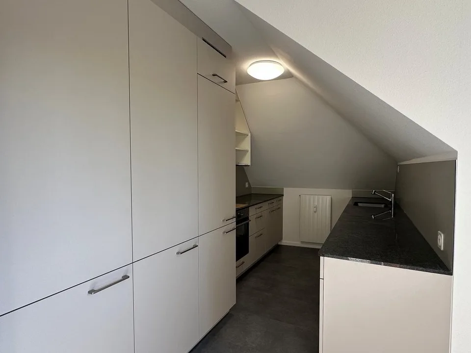 Charmante Dachwohnung mit Cheminée und sonnigem Balkon – Foto 5 von 12
