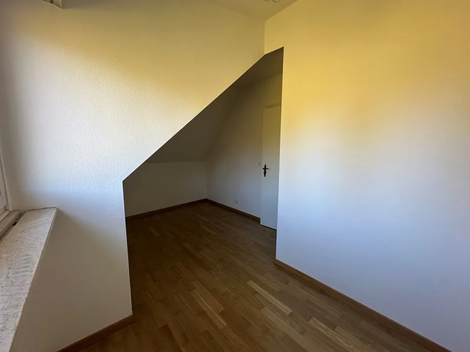 Charmante Dachwohnung mit Cheminée und sonnigem Balkon – Foto 8 von 12