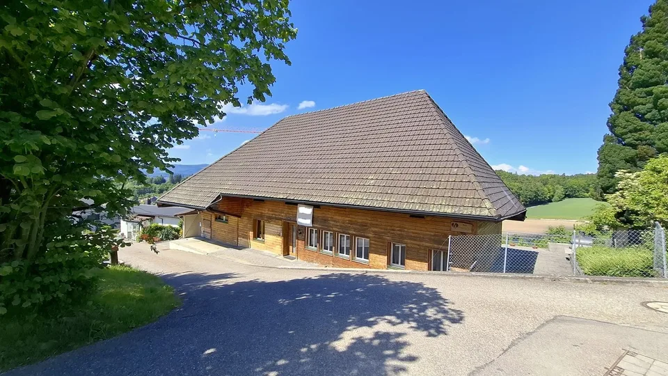 Studhaus auf grosszügigem Grundstück – Foto 2 von 7