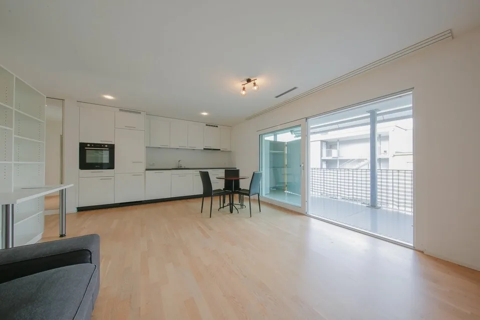 Appartamento arredato con balcone spazioso – foto 2 di 10