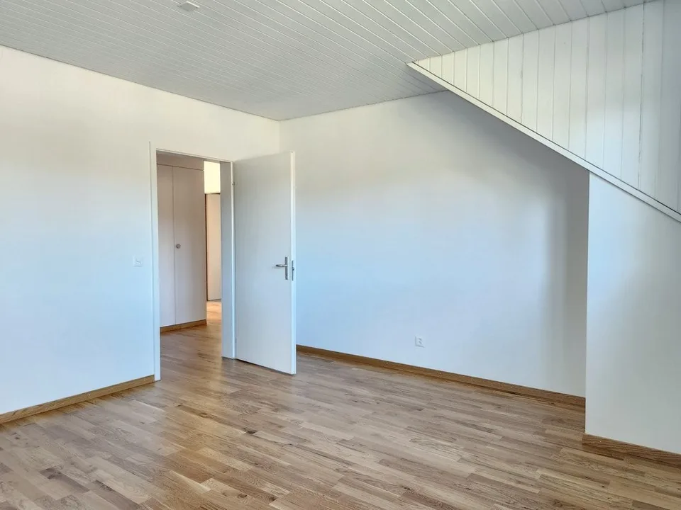 Spacious 3.5-room attic apartment – photo 10 of 12