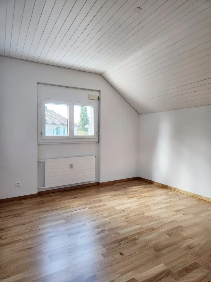 Spacious 3.5-room attic apartment – photo 9 of 12