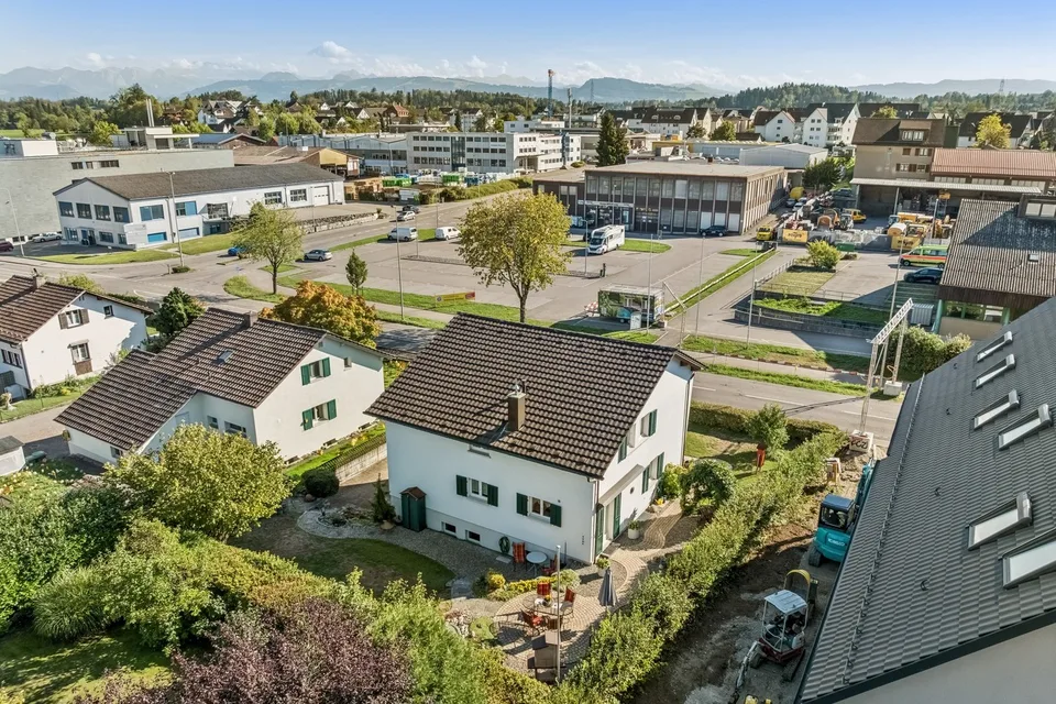 Detached single-family house with lovingly designed and maintained garden in Grüningen ZH – photo 2 of 11
