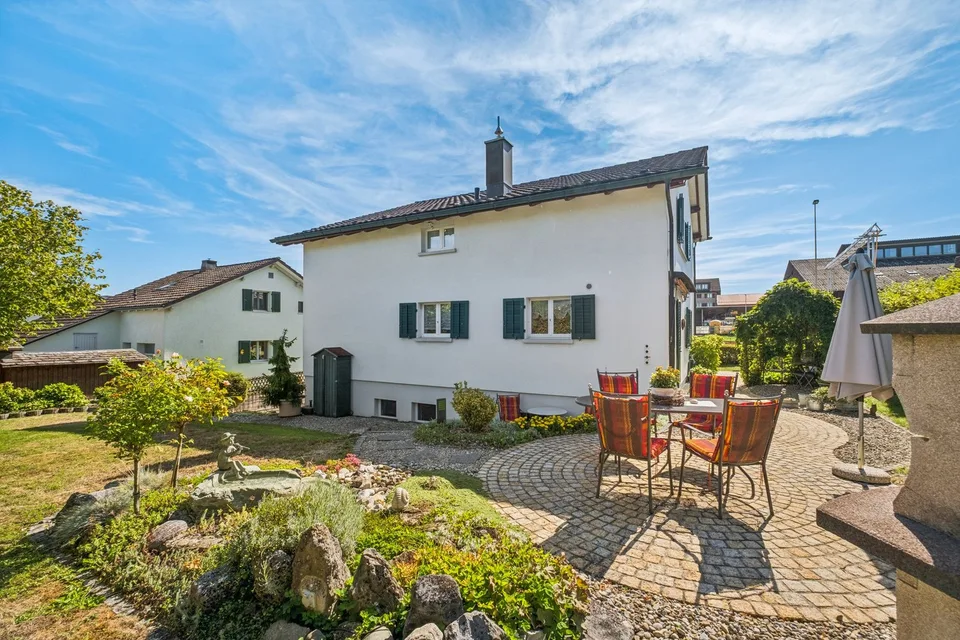 Detached single-family house with lovingly designed and maintained garden in Grüningen ZH – photo 4 of 11