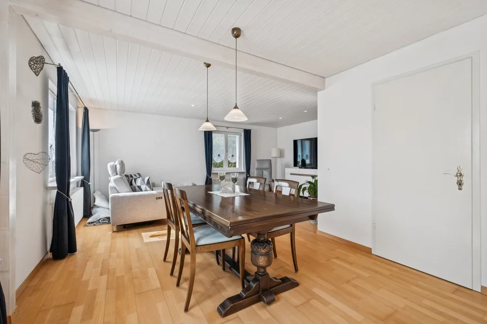 Detached single-family house with lovingly designed and maintained garden in Grüningen ZH – photo 5 of 11