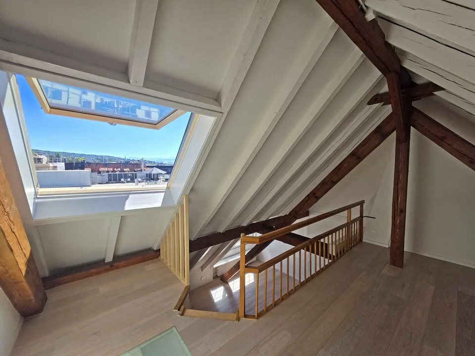 Appartement mansardé moderne avec galerie dans le quartier de Zürcher Seefeld – photo 9 sur 13
