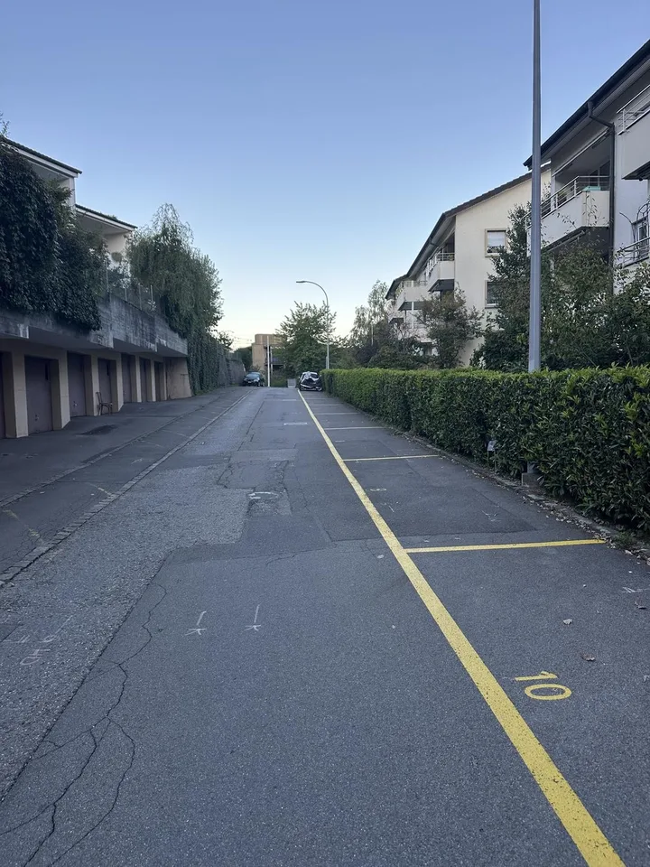Aussenparkplatz zu vermieten – ruhige und zentrale Lage – Foto 2 von 2