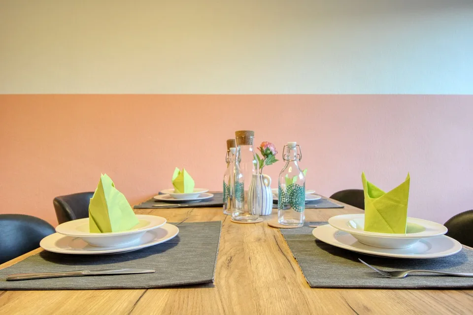 Furnished room in modernised apartment in a top location – Foto 8 von 13