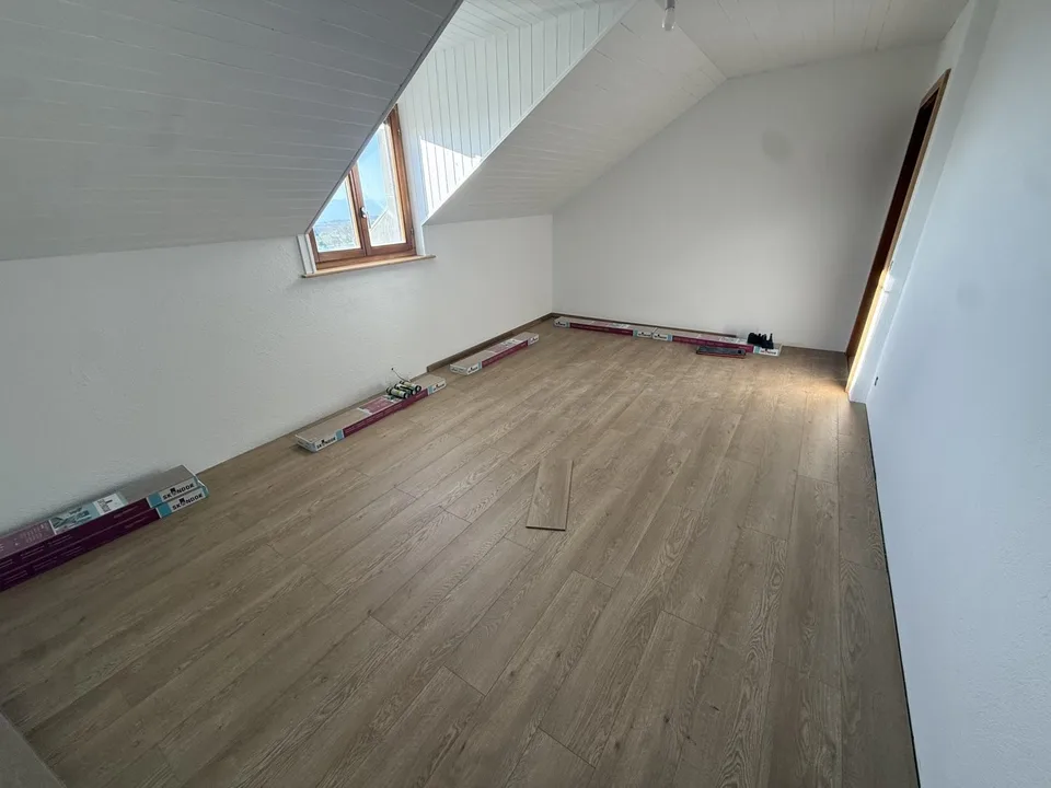 La Coudre : 5.5 pièces rénové avec grande terrasse et vue dégagée – Foto 4 von 10