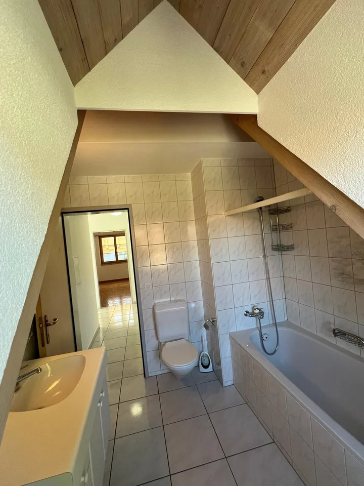 Grosszügige Wohnung mit Balkon und schöner Aussicht – Foto 4 von 10