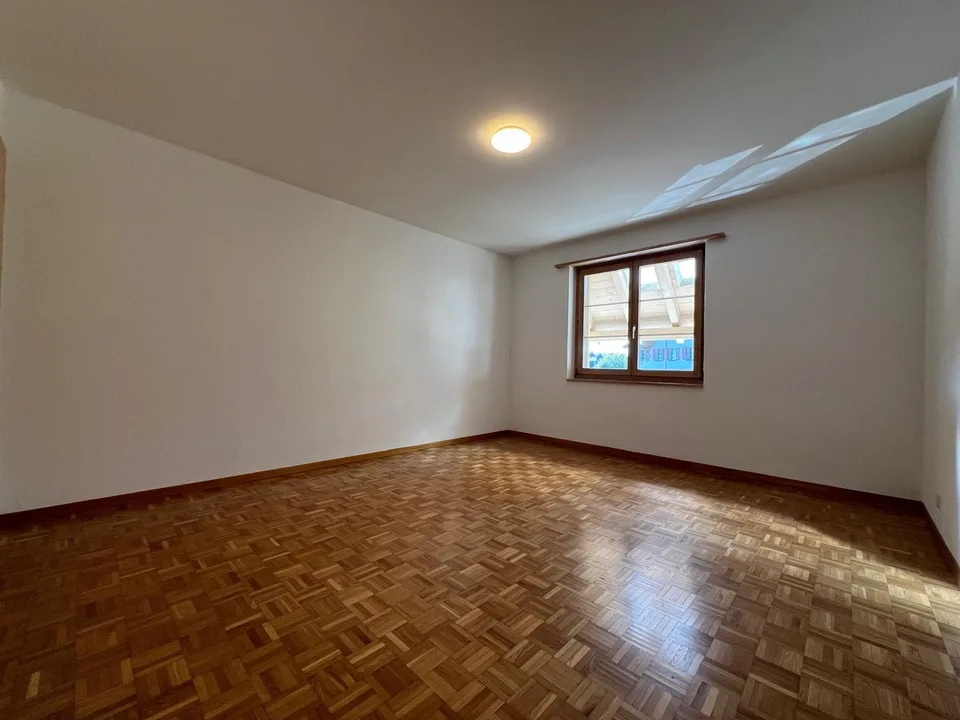 Grosszügige Wohnung mit Balkon und schöner Aussicht – Foto 5 von 10