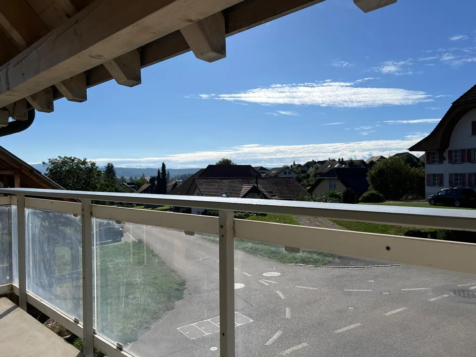 Grosszügige Wohnung mit Balkon und schöner Aussicht – Foto 8 von 10