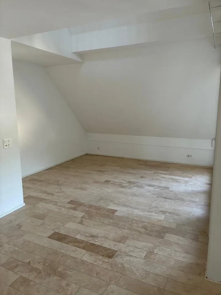 Grosszügige 2.5-Zimmer-Maisonette-Dachwohnung mit gedecktem Balkon – Foto 9 von 13