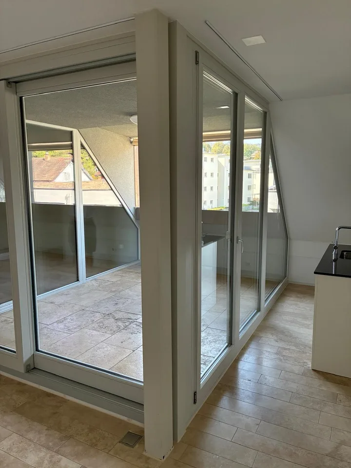 Grosszügige 2.5-Zimmer-Maisonette-Dachwohnung mit gedecktem Balkon – Foto 4 von 13