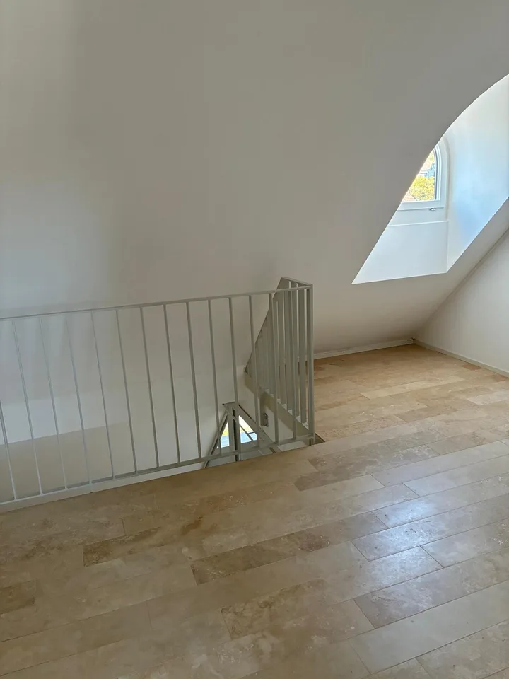 Grosszügige 2.5-Zimmer-Maisonette-Dachwohnung mit gedecktem Balkon – Foto 7 von 13