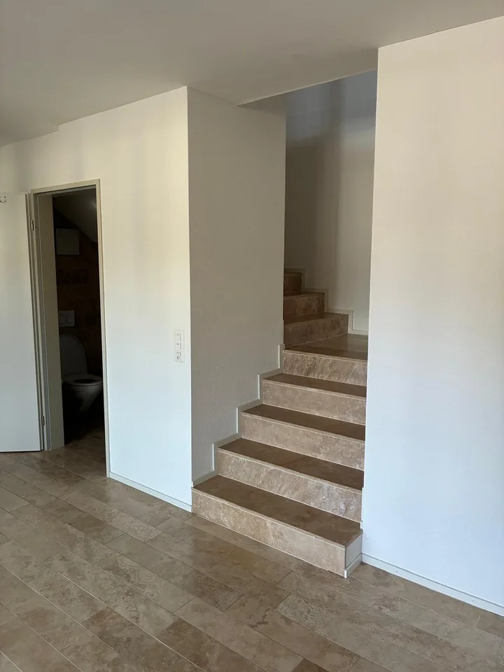 Grosszügige 2.5-Zimmer-Maisonette-Dachwohnung mit gedecktem Balkon – Foto 6 von 13