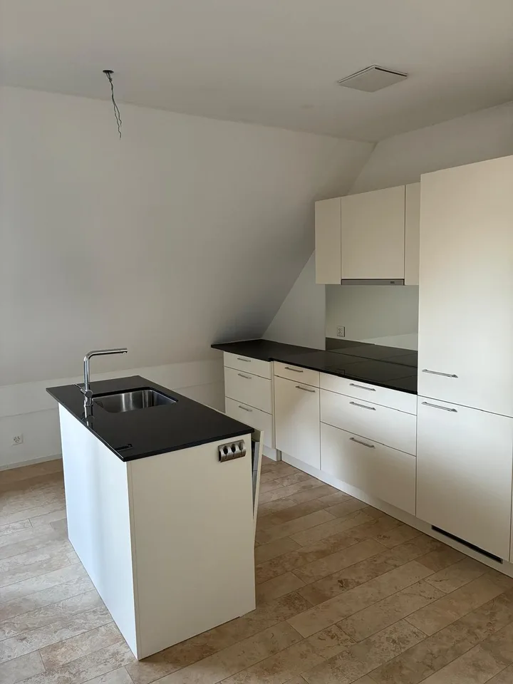 Grosszügige 2.5-Zimmer-Maisonette-Dachwohnung mit gedecktem Balkon – Foto 2 von 13