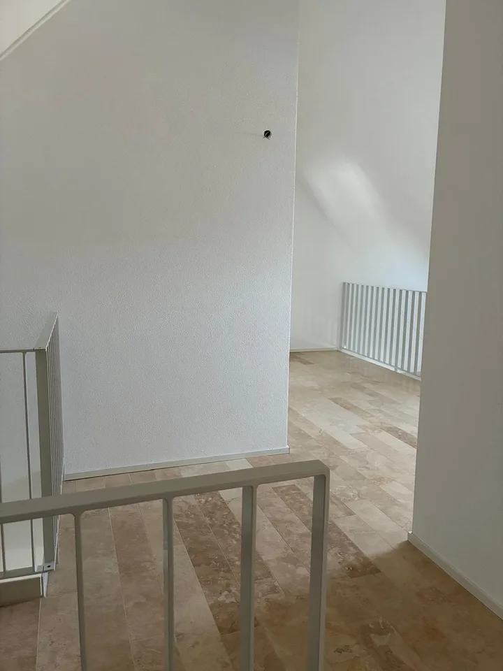 Grosszügige 2.5-Zimmer-Maisonette-Dachwohnung mit gedecktem Balkon – Foto 8 von 13