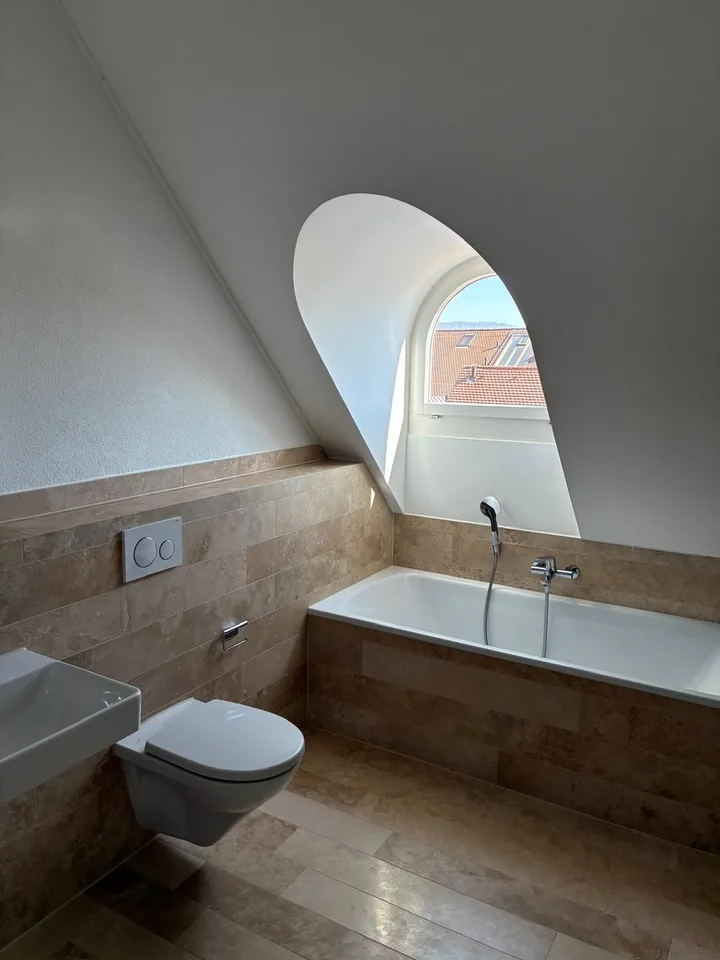 Grosszügige 2.5-Zimmer-Maisonette-Dachwohnung mit gedecktem Balkon – Foto 12 von 13