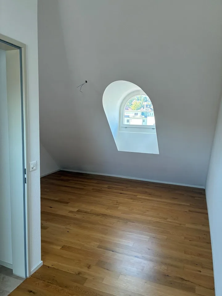 Grosszügige 2.5-Zimmer-Maisonette-Dachwohnung mit gedecktem Balkon – Foto 10 von 13