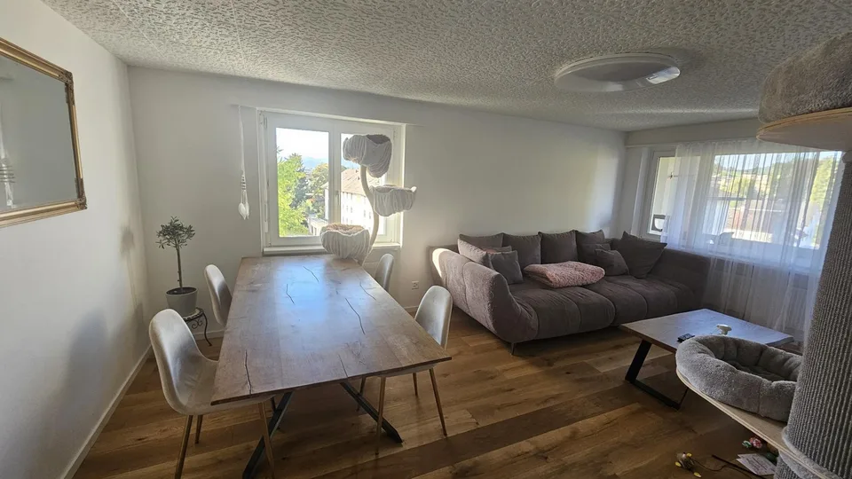 Wohnung im obersten Stock mit Lift und Balkon – Foto 2 von 12