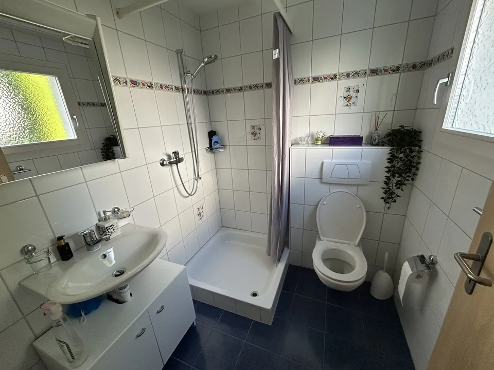 Möbliertes Zimmer mit eigenem Badezimmer und Parkplatz – 6034 Inwil bei Luzern – photo 5 sur 8