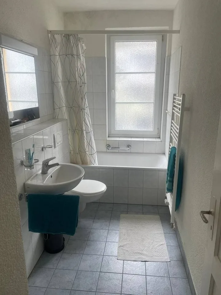 Grosszügige 2-Zimmer-Wohnung im 1. OG an zentraler Lage – Foto 2 von 4
