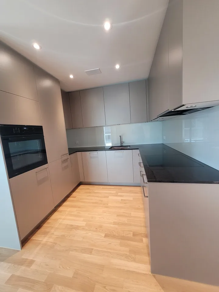 Erstbezug im HIGH FIVE Grosszügige 4.5-Zimmerwohnung mit Wintergarten & Balkon – Foto 2 von 12