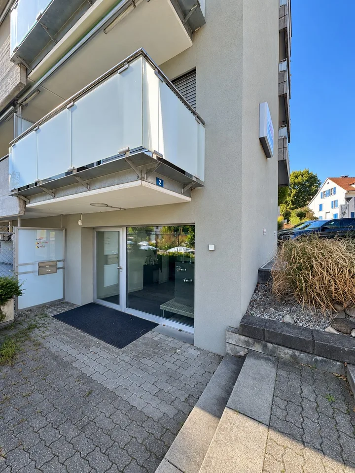 Vielseitige Büroräumlichkeiten an zentraler Lage in Binningen – foto 2 di 26