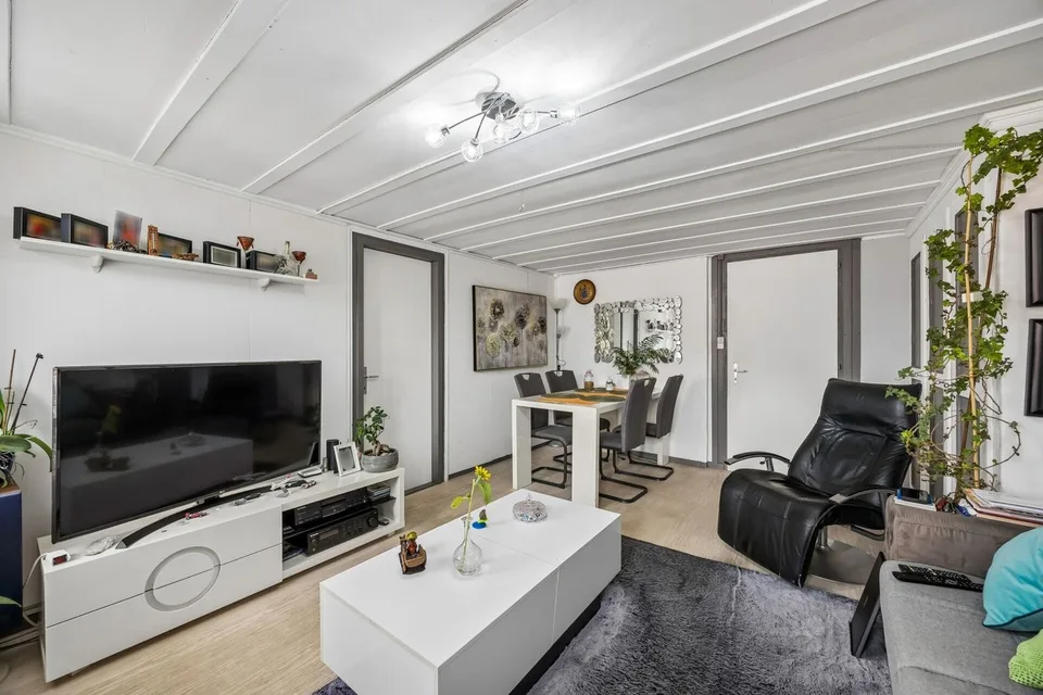 Casa a doppia famiglia su un grande terreno con potenziale di sviluppo – foto 4 di 13