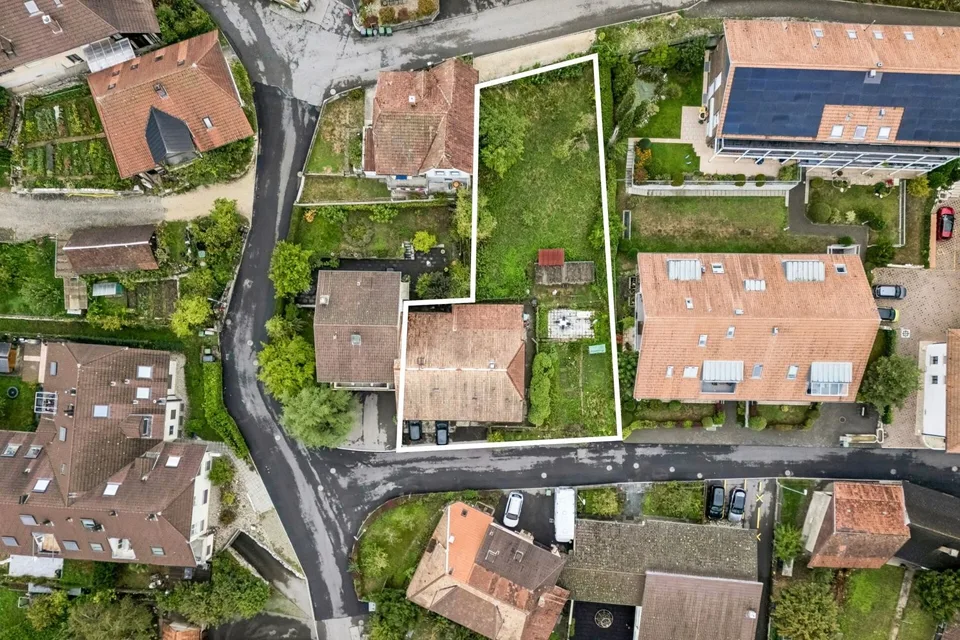 Casa a doppia famiglia su un grande terreno con potenziale di sviluppo – foto 2 di 13
