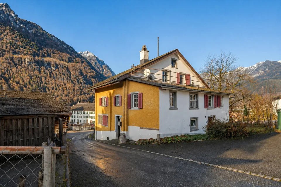 Doppeleinfamilienhaus in familienfreundlicher Lage – Foto 3 von 12