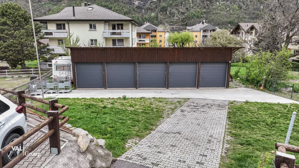 Acht Aussenparkplätze und fünf moderne Garagen in zentraler Lage – Foto 4 von 4