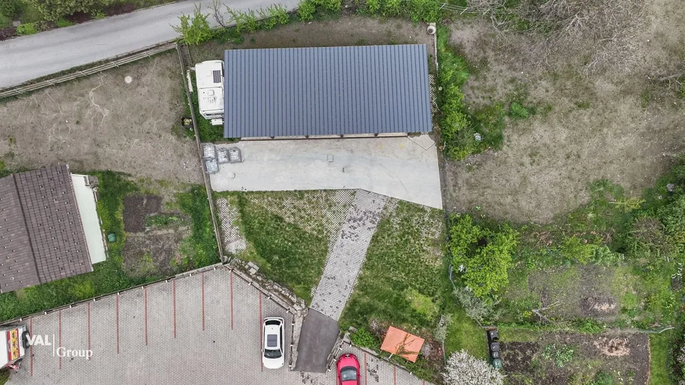 Acht Aussenparkplätze und fünf moderne Garagen in zentraler Lage – Foto 3 von 4