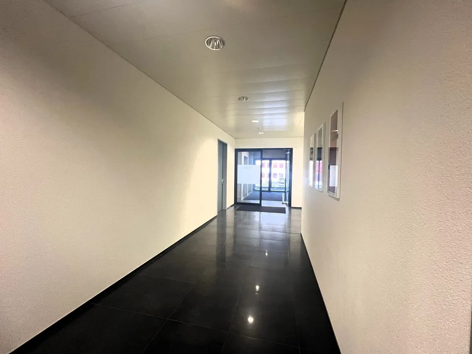 Mitten im Geschehen: Ihr moderner Arbeitsplatz in Pfäffikon SZ! – Foto 2 von 4