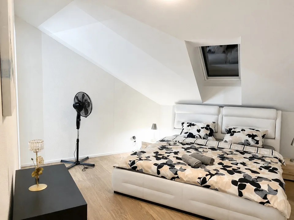 💎 Appartement spacieux & entièrement meublé de 4.5 pièces avec balcon & vue imprenable à Embrach – photo 10 sur 22