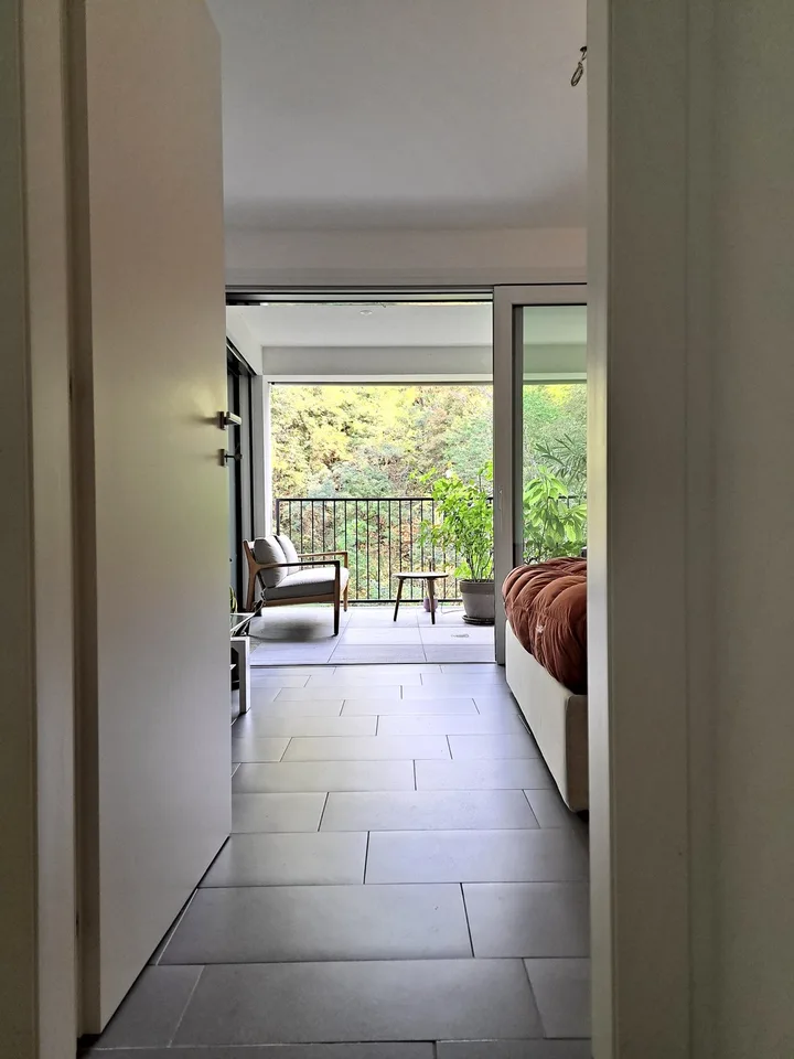 2.5 locali con terrazza coperta nel verde e box auto – Pedrinate – Foto 4 von 11