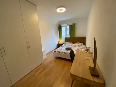 💎 Elegante casa arredata di 4.5 locali con bel balcone a Seebach – foto 13 di 30