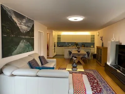 💎 Elegante casa arredata di 4.5 locali con bel balcone a Seebach – foto 8 di 30