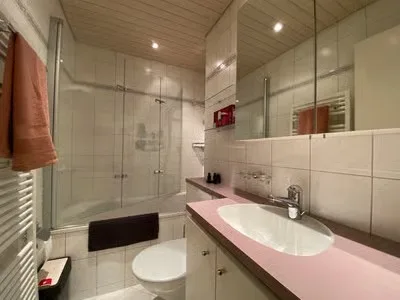 💎 Elegante casa arredata di 4.5 locali con bel balcone a Seebach – foto 23 di 30