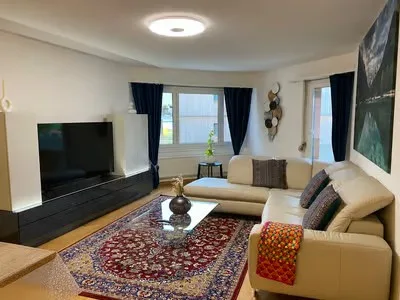 💎 Elegante casa arredata di 4.5 locali con bel balcone a Seebach – foto 5 di 30